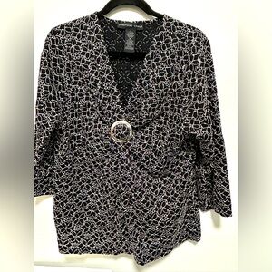 Josephine Chaus Black White Stretch Lace Flowers V Neck Silver Buckle Top Xl